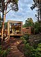 Et spektakulært sommerhus på 90 kvadratmeter, bestående af fire træbokse på stålsøjler, der svæver over skovbunden og giver en fantastisk udsigt