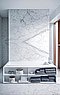 Badeværelse med marmor på gulv og vægge