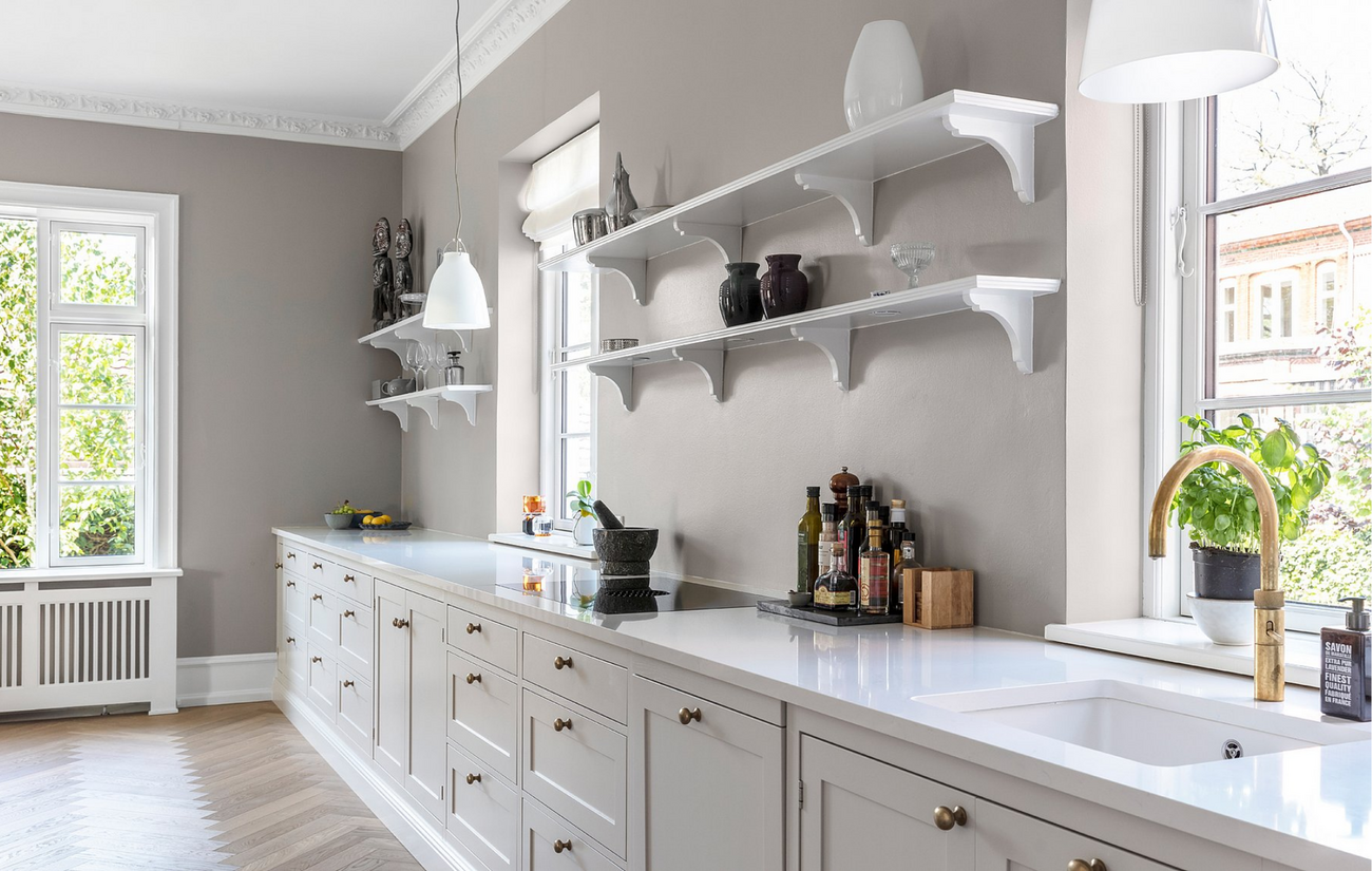 Gråt køkken i patriciervilla af Nanna Bering