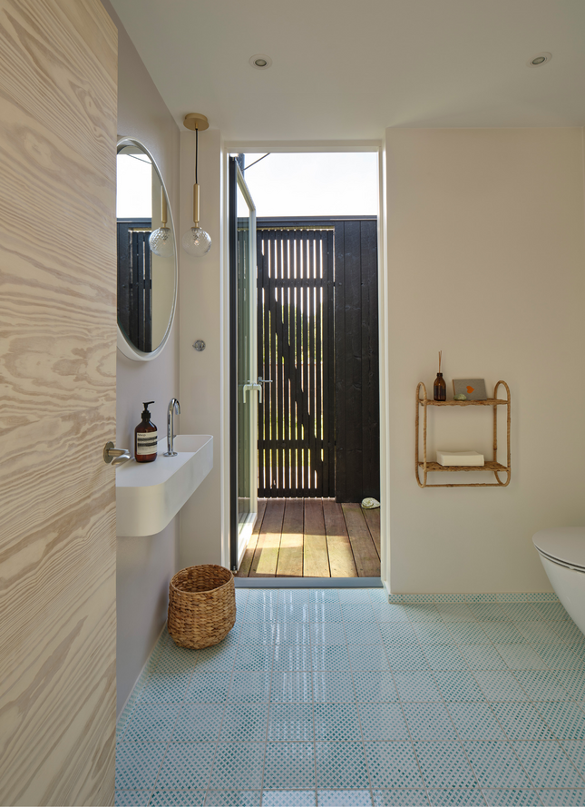 Badeværelse i sommerhus med udgang til udendørsbruser