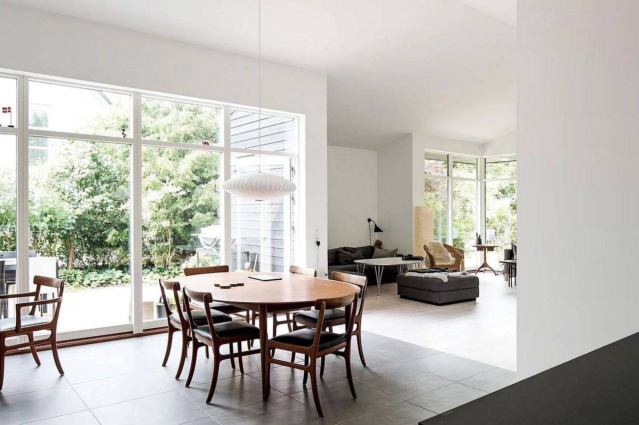 Stort køkkenalrum og opholdsstue