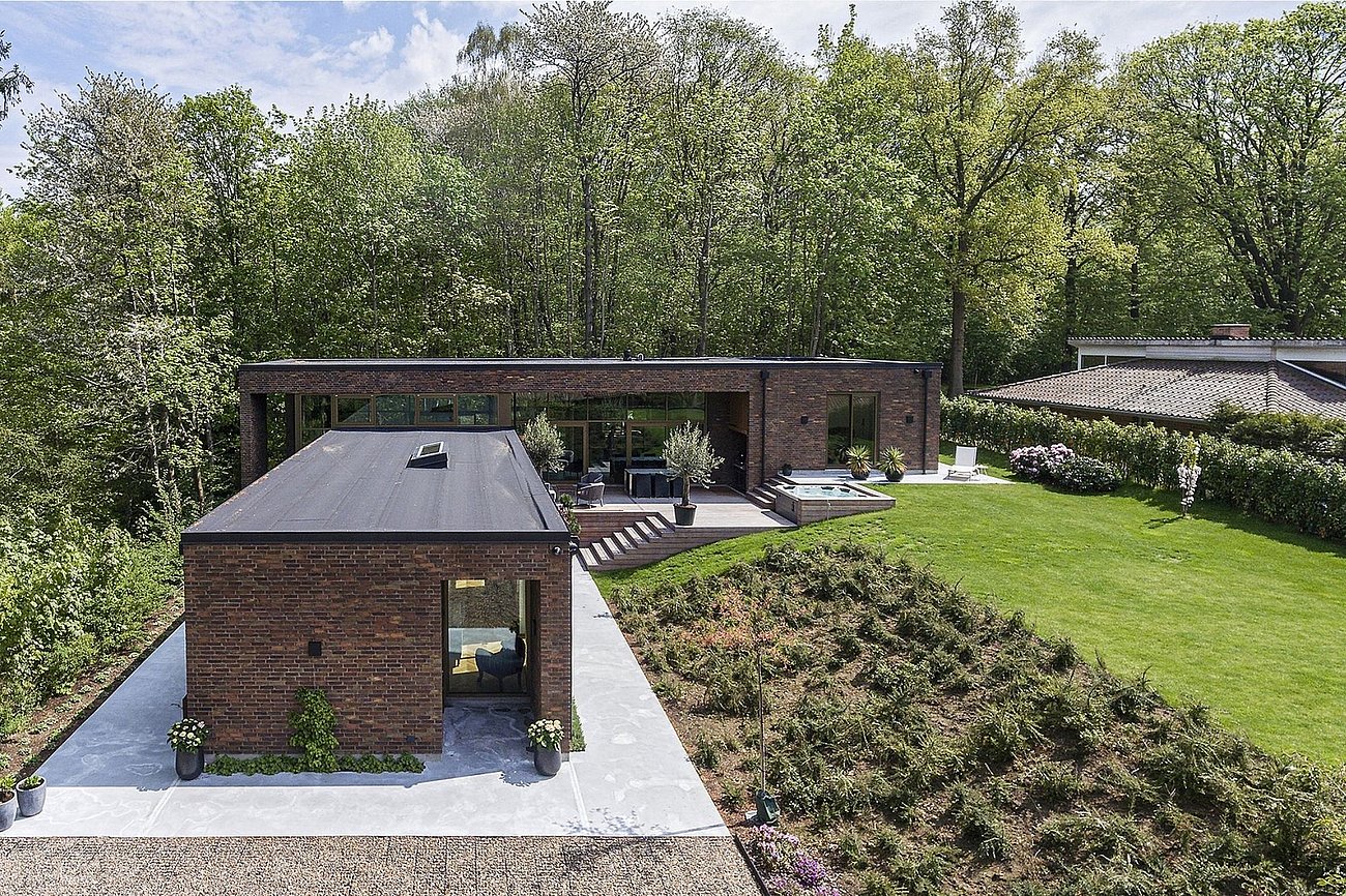 Villa ved skov på kuperet terræn