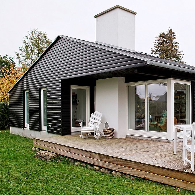 Moderne tilbygning til romantisk træhus