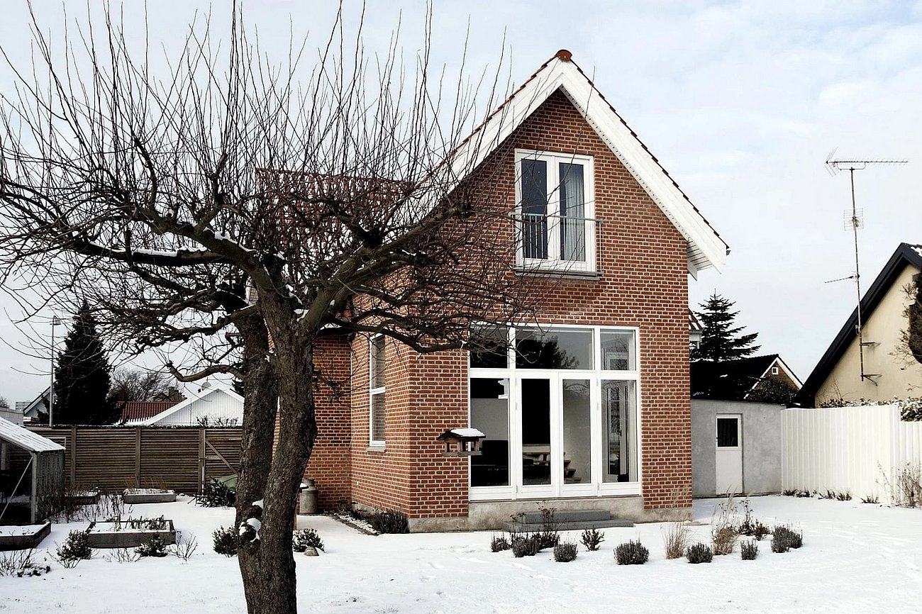 Usynlig tilbygning i halvandet plan til murermestervilla fra 50'erne