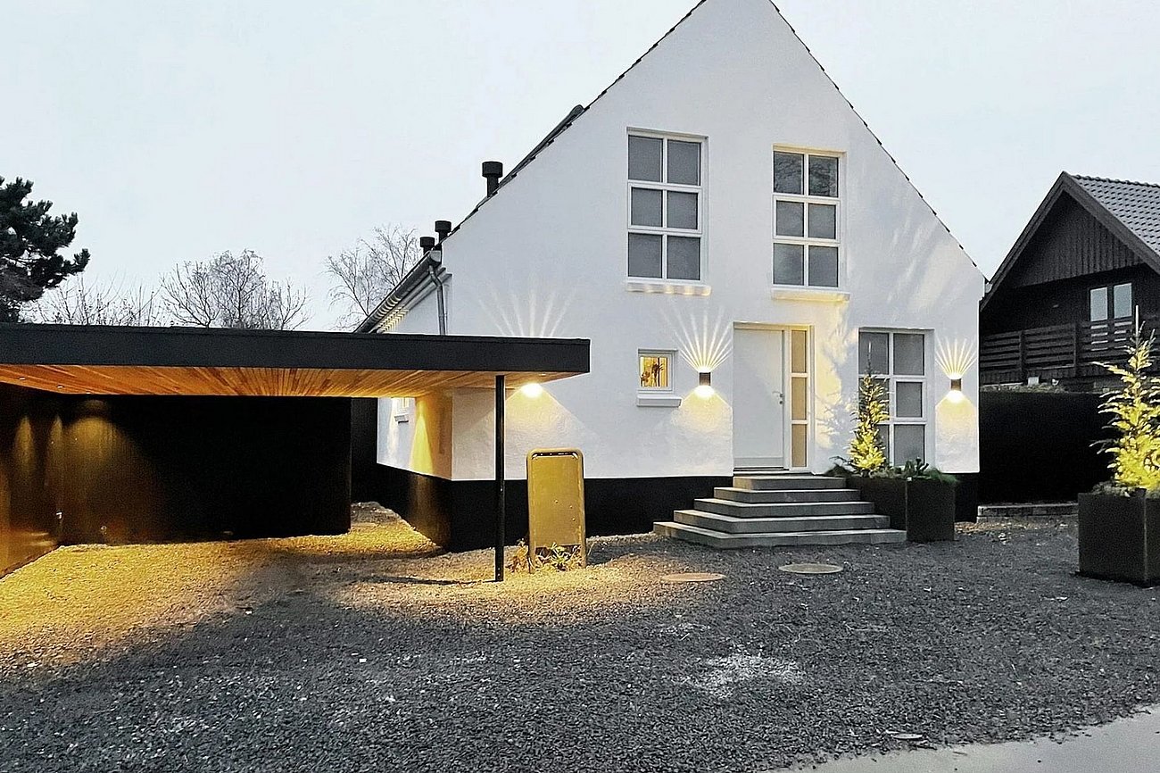 Carport i sortmalet træ til typehys fra 80'erne