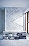 Badeværelset er beklædt med italiensk marmor og fungerer nærmest som et kunstværk i rummet. 