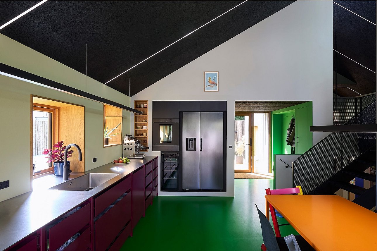 Moderne køkken i mange farve med loft til kip