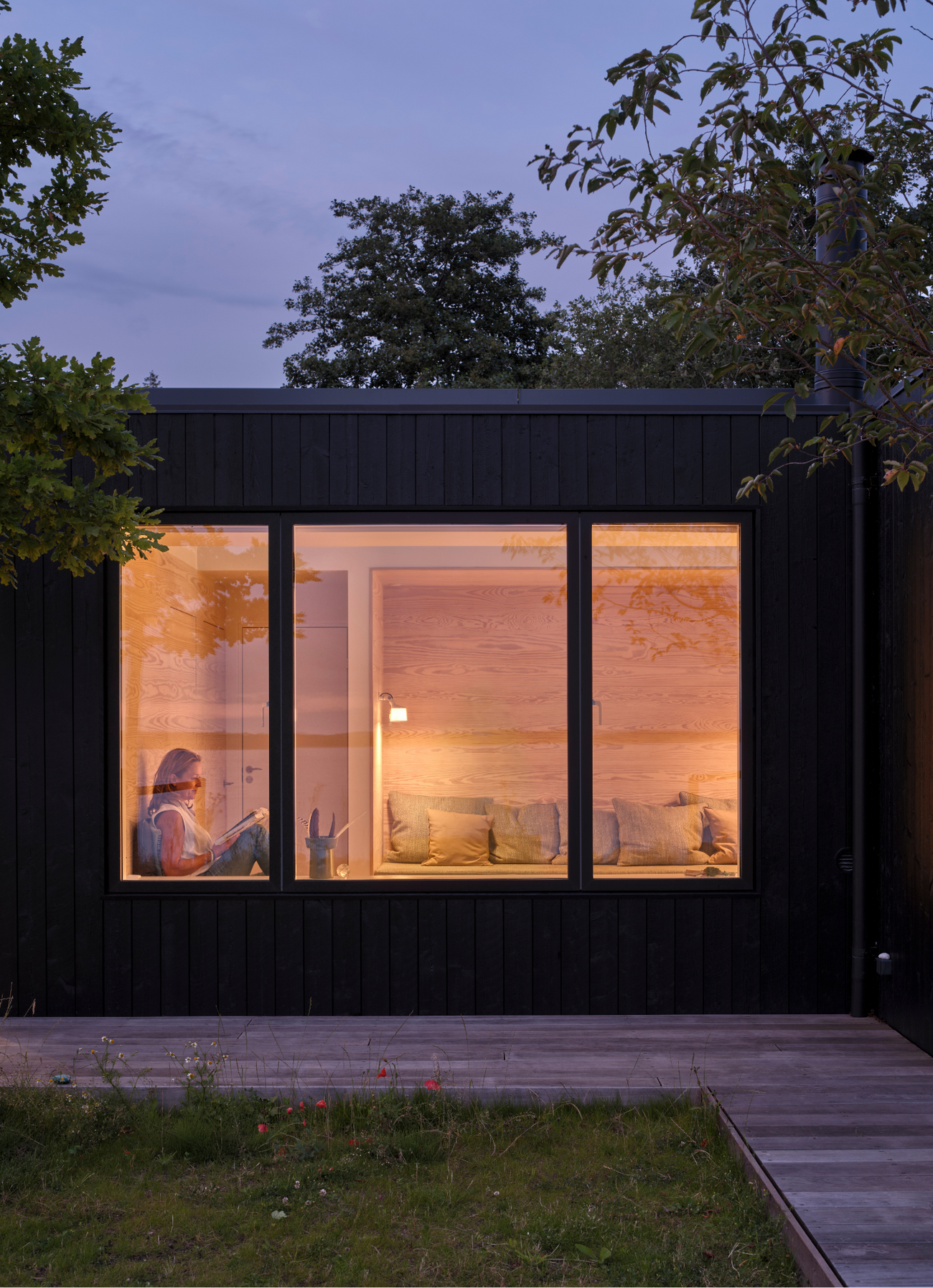 Rektangulært arkitekttegnet sommerhus med stort vinduesparti