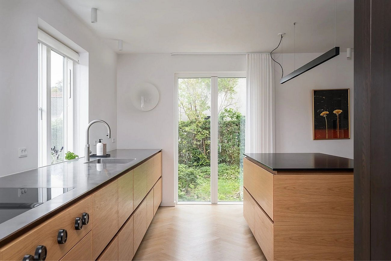 Enkelt og moderne trækøkken med køkkenø i murermestervilla fra 50'erne
