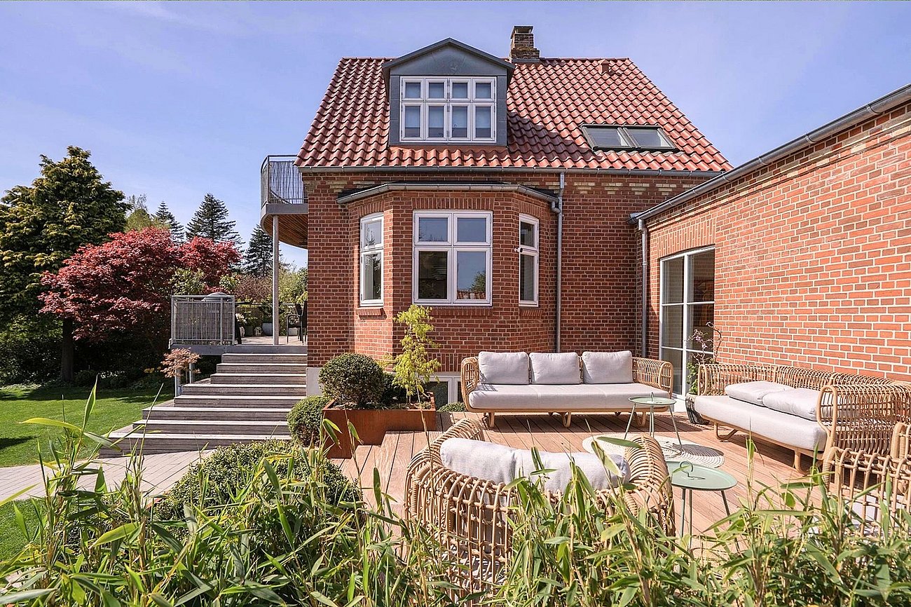 Murermestervilla med flere træterrasser