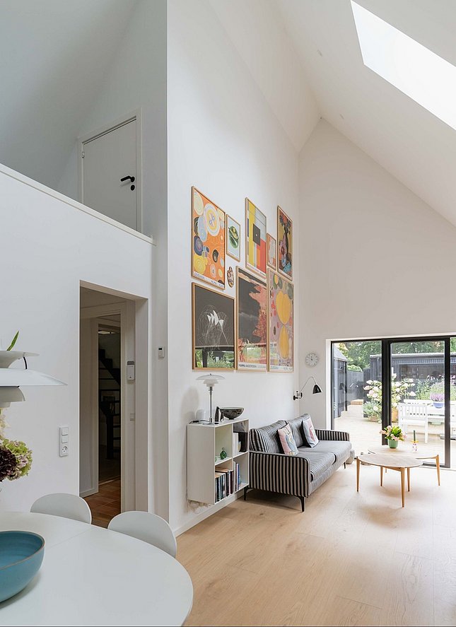 Stort køkkenalrum med ovenlysvinduer og hems