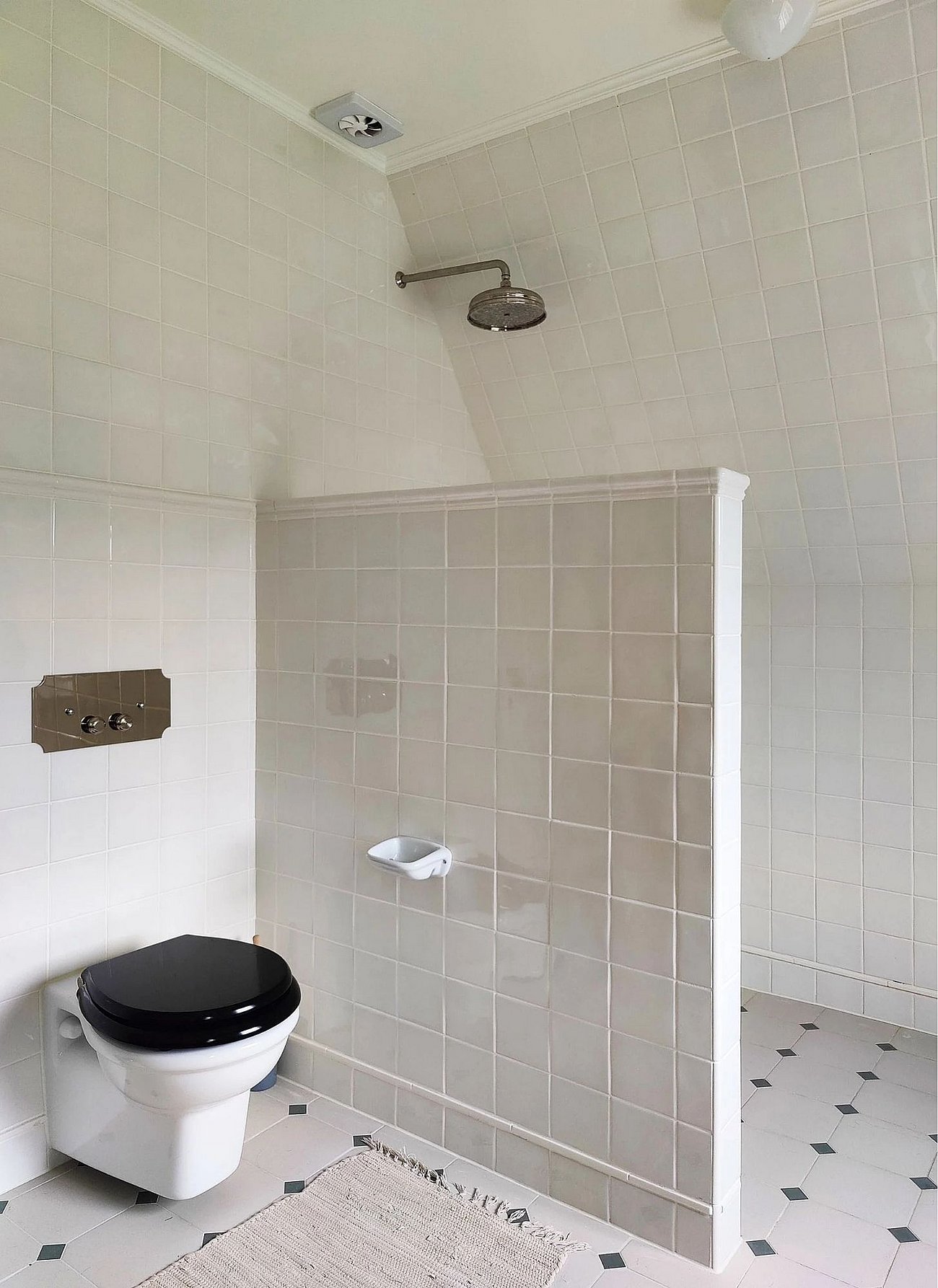 Tidssvarende badeværelse med klinker i murermestervilla