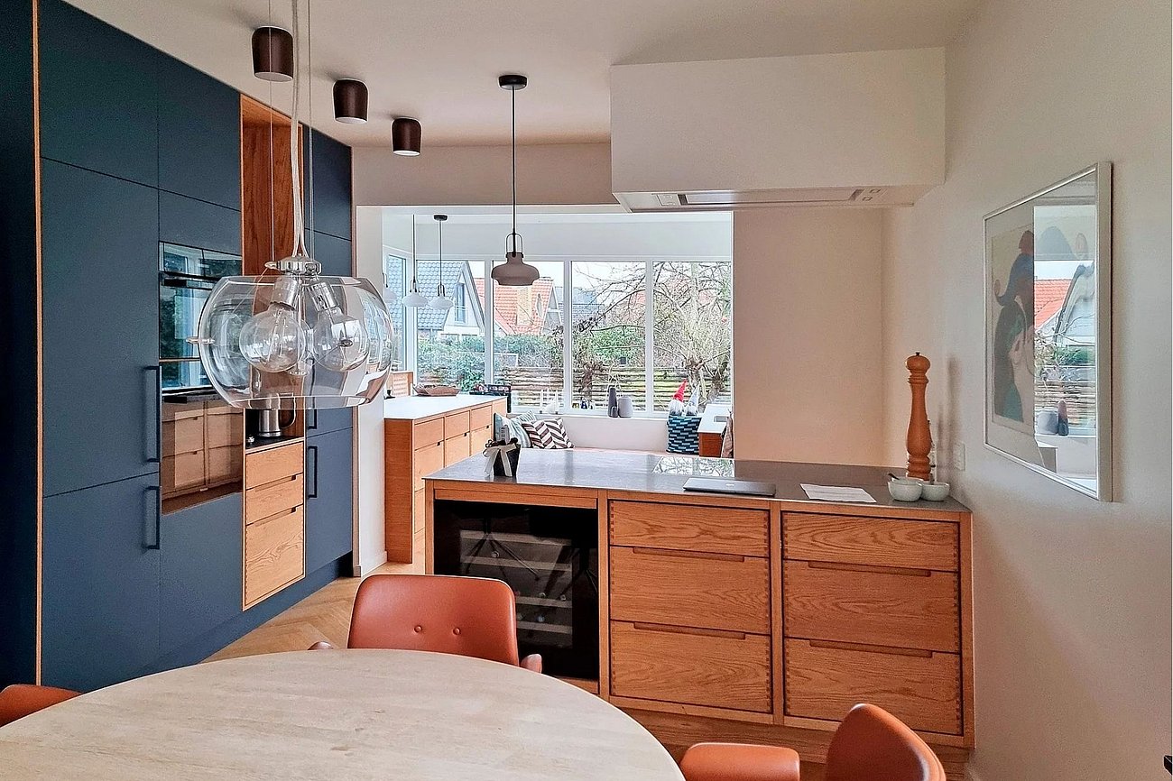 Snedker køkken med blå kontrast i funkisvilla