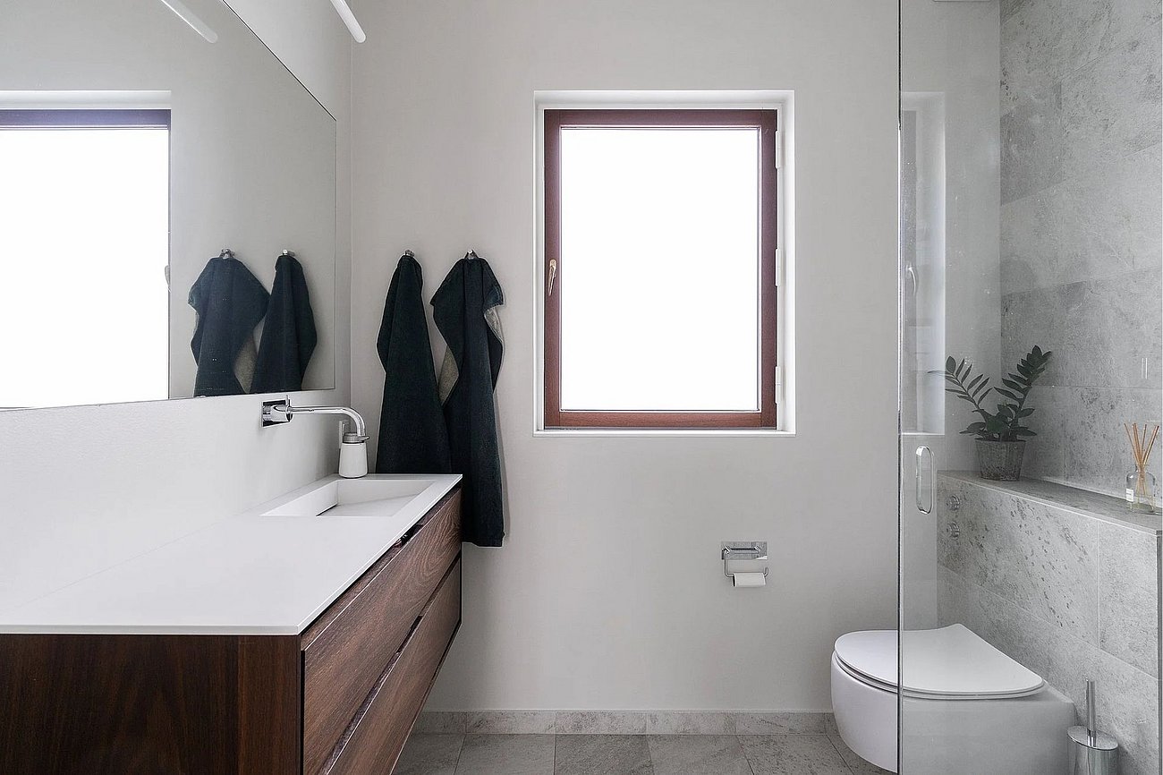 Moderne badeværelse i funkisvilla
