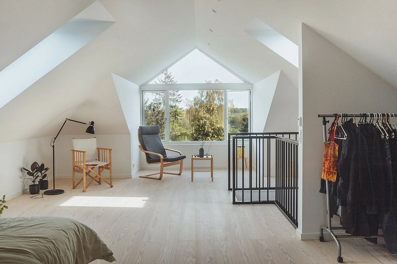 Omdannet loftrum til soveafdeling i ombygning af bungalow