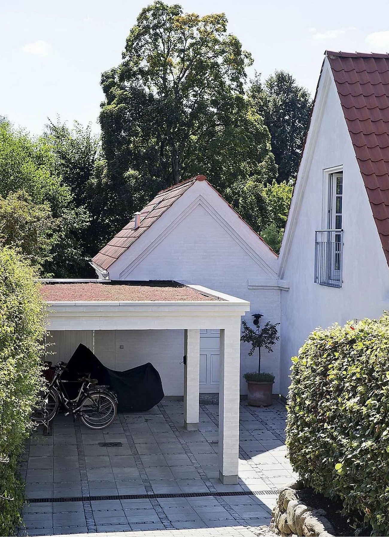 Muret carport med sedumtag til typehus fra 90'erne