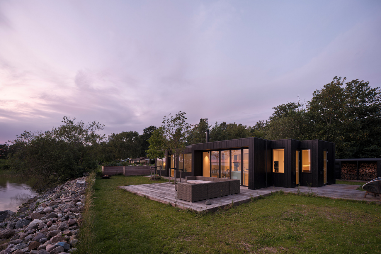 Arkitekttegnet sommerhus med udsigt til sø
