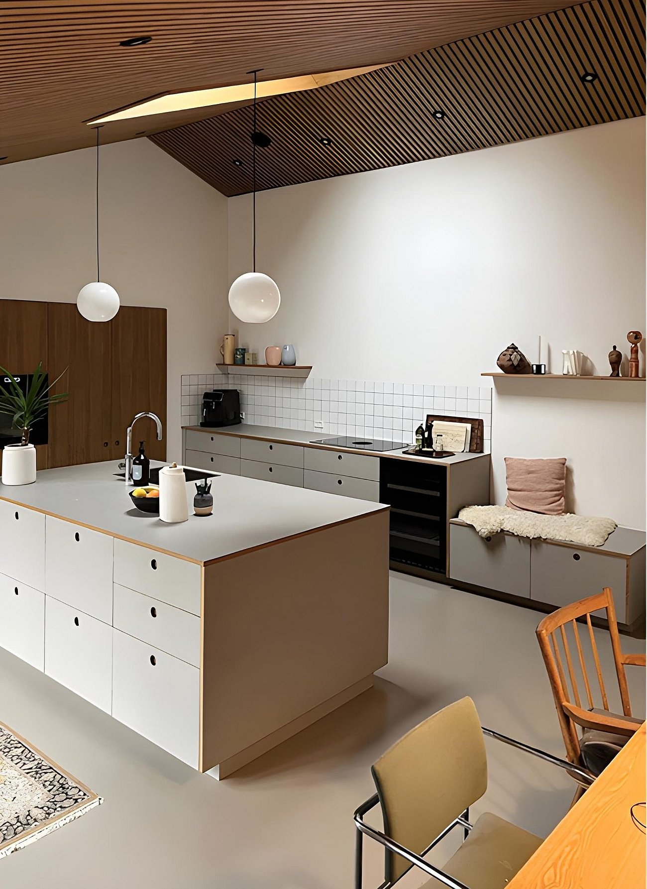 Gråt 60'er inspireret køkken med loft til kip