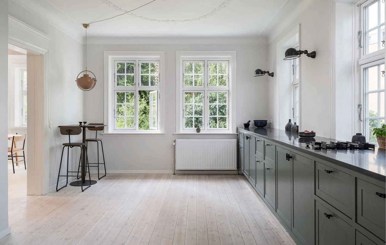 Trækøkken med lavasten i patriciervilla af Julie Trier Brøgger