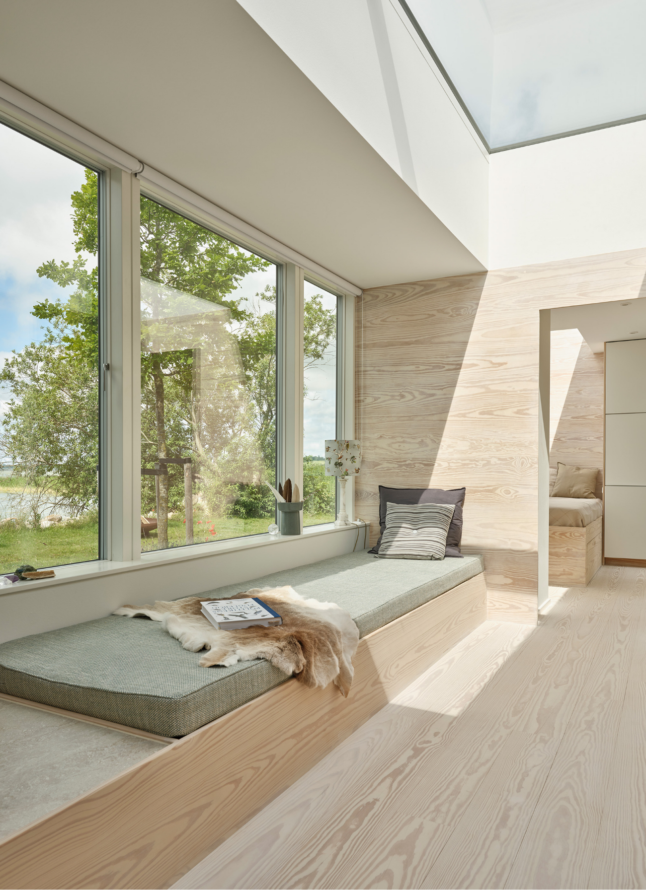 Sommerhus med udsigt til træer og sø