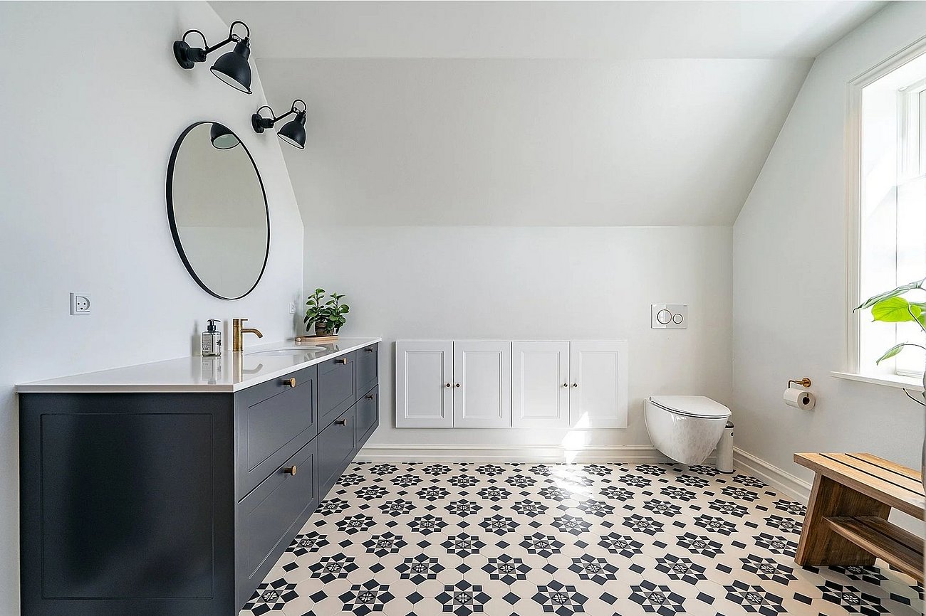 Stort lyst badeværelse med blå detaljer i murermestervilla