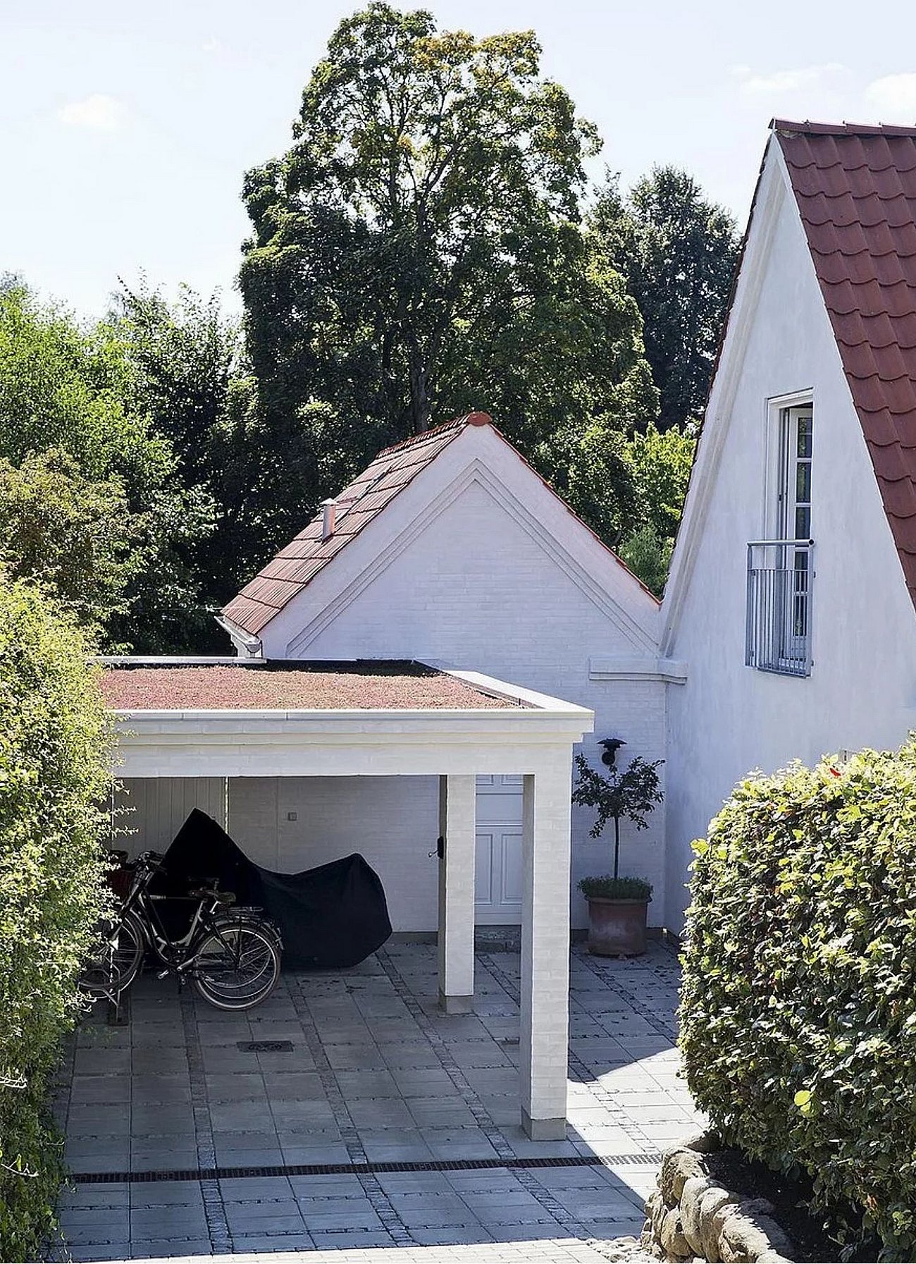 Carport med murede søjler og muret gesims