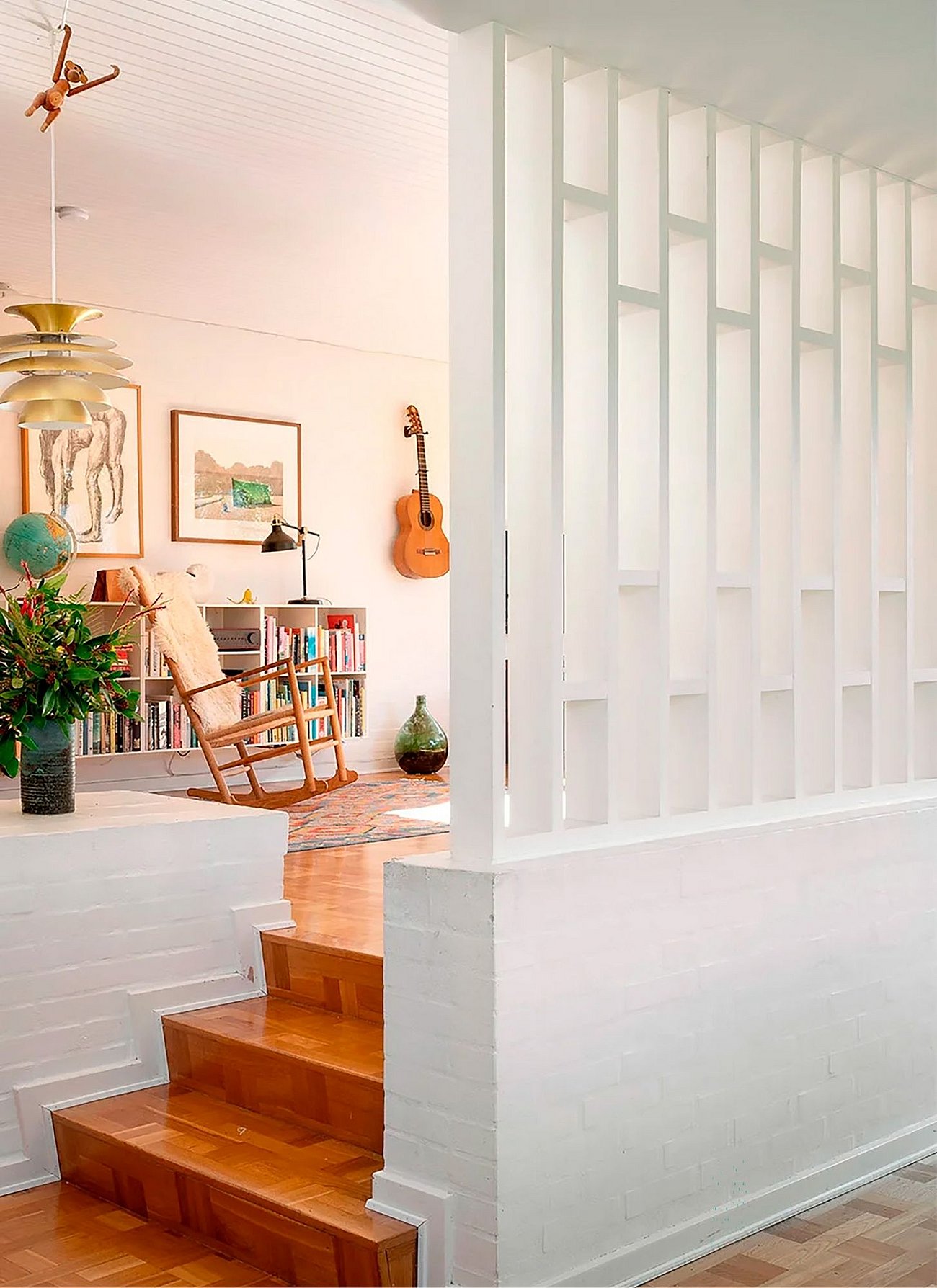 Stue i 60'er typehus med listelofter, lameller og mosaikparketgulv