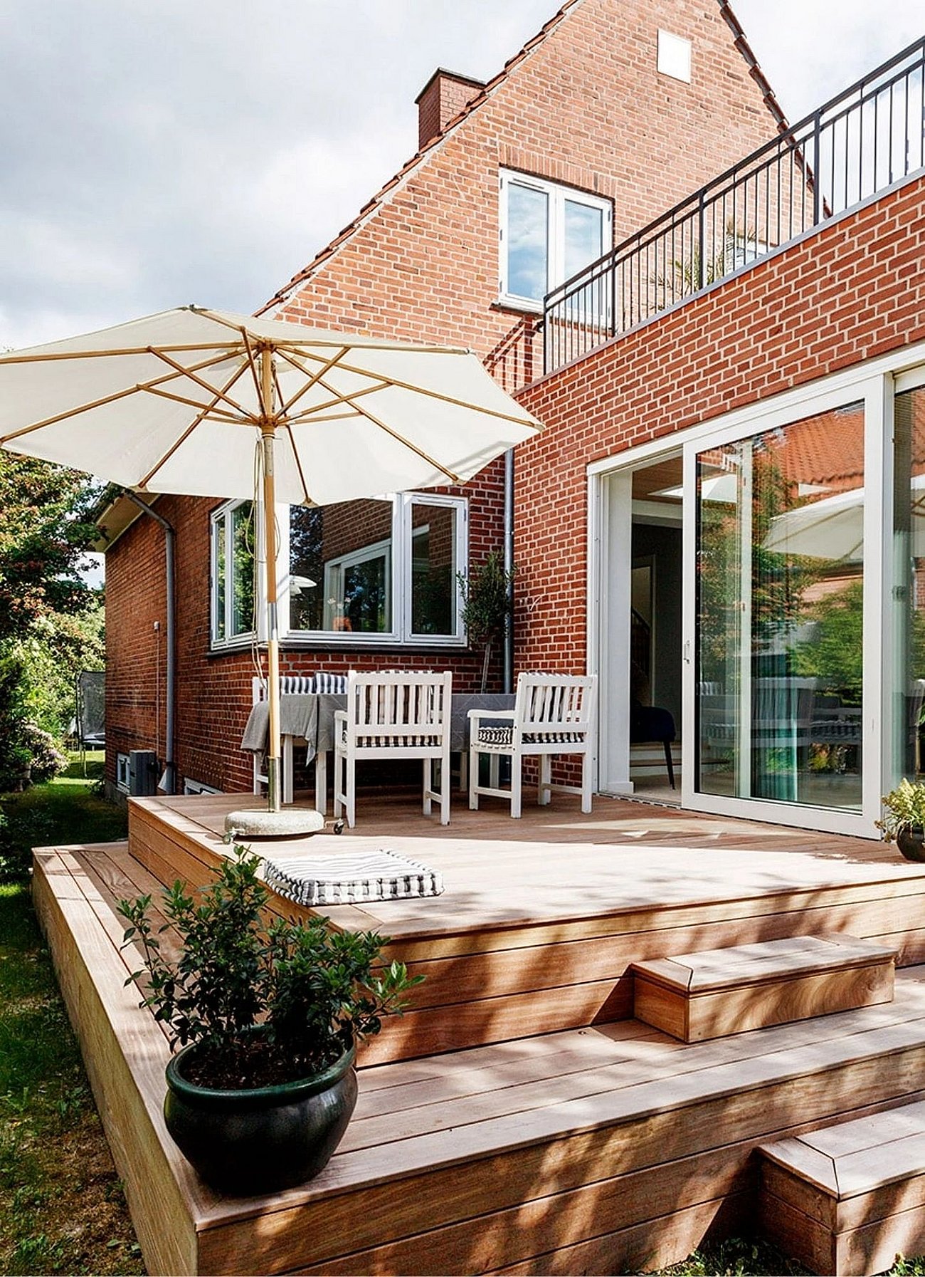 Harmoniske tilbygning i ét plan til murermestervilla fra 50'erne