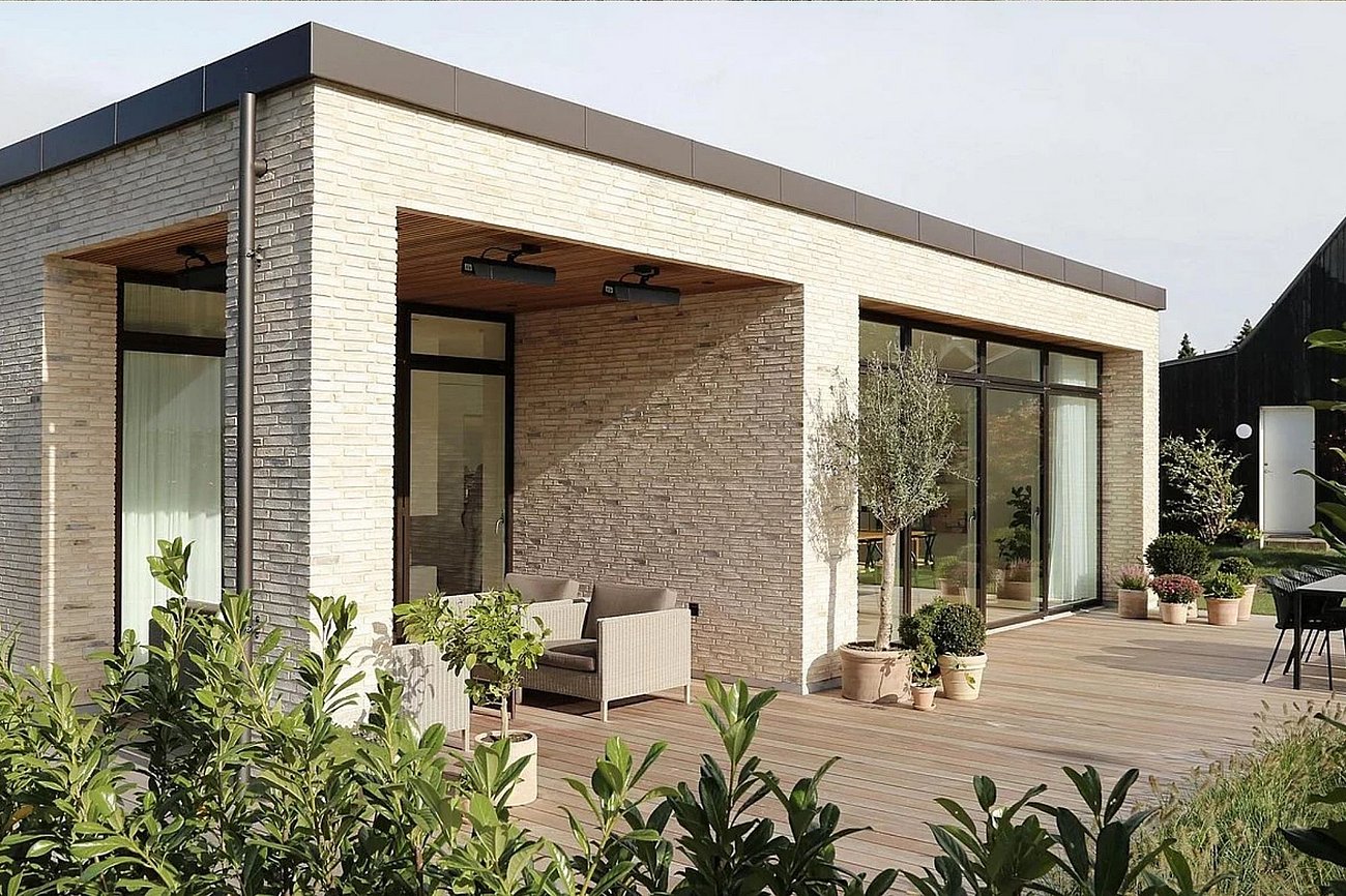 Overdækket terrasse skåret ind i hus