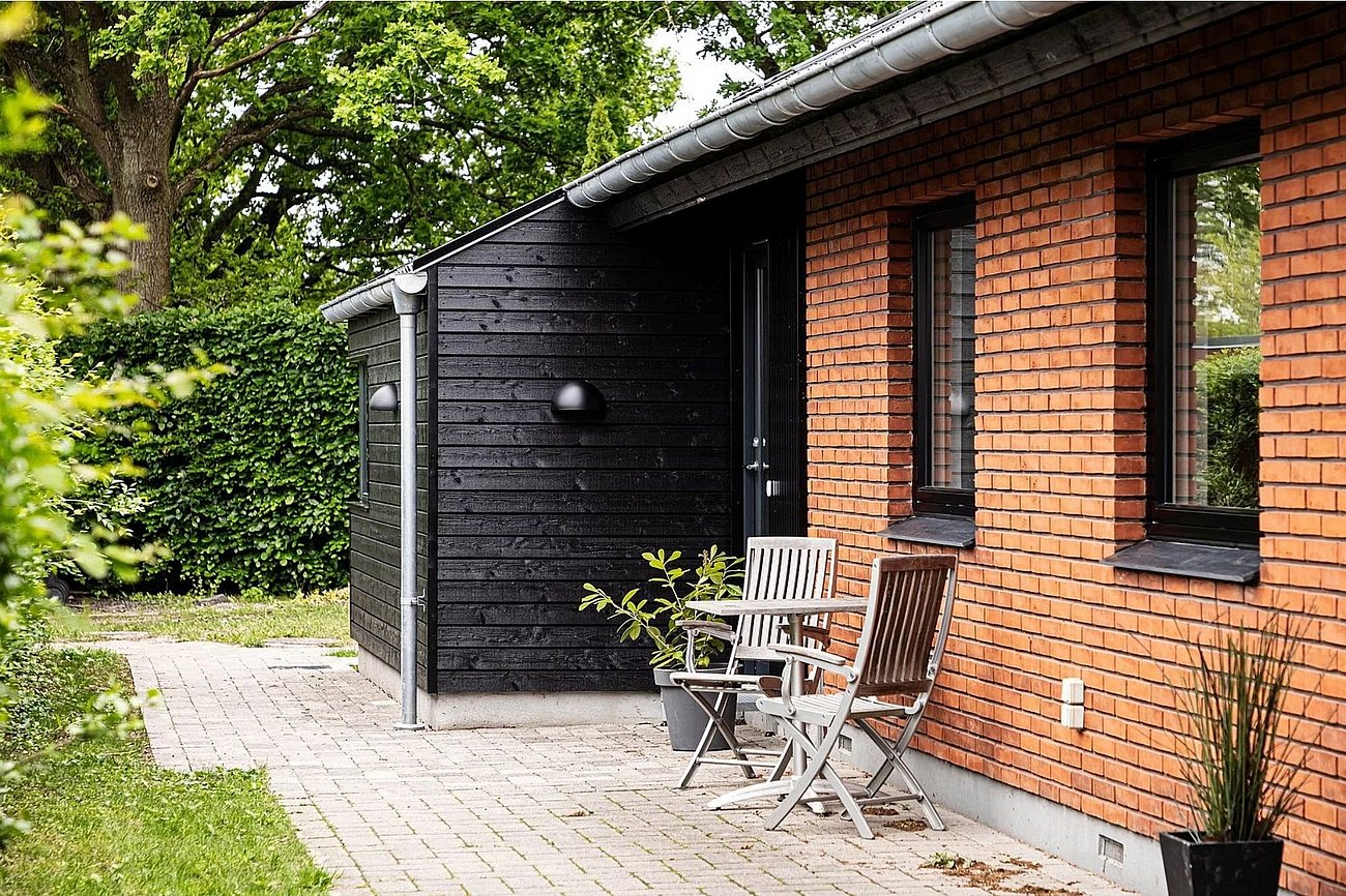 Tilbygning til 60'er villa i sort træ