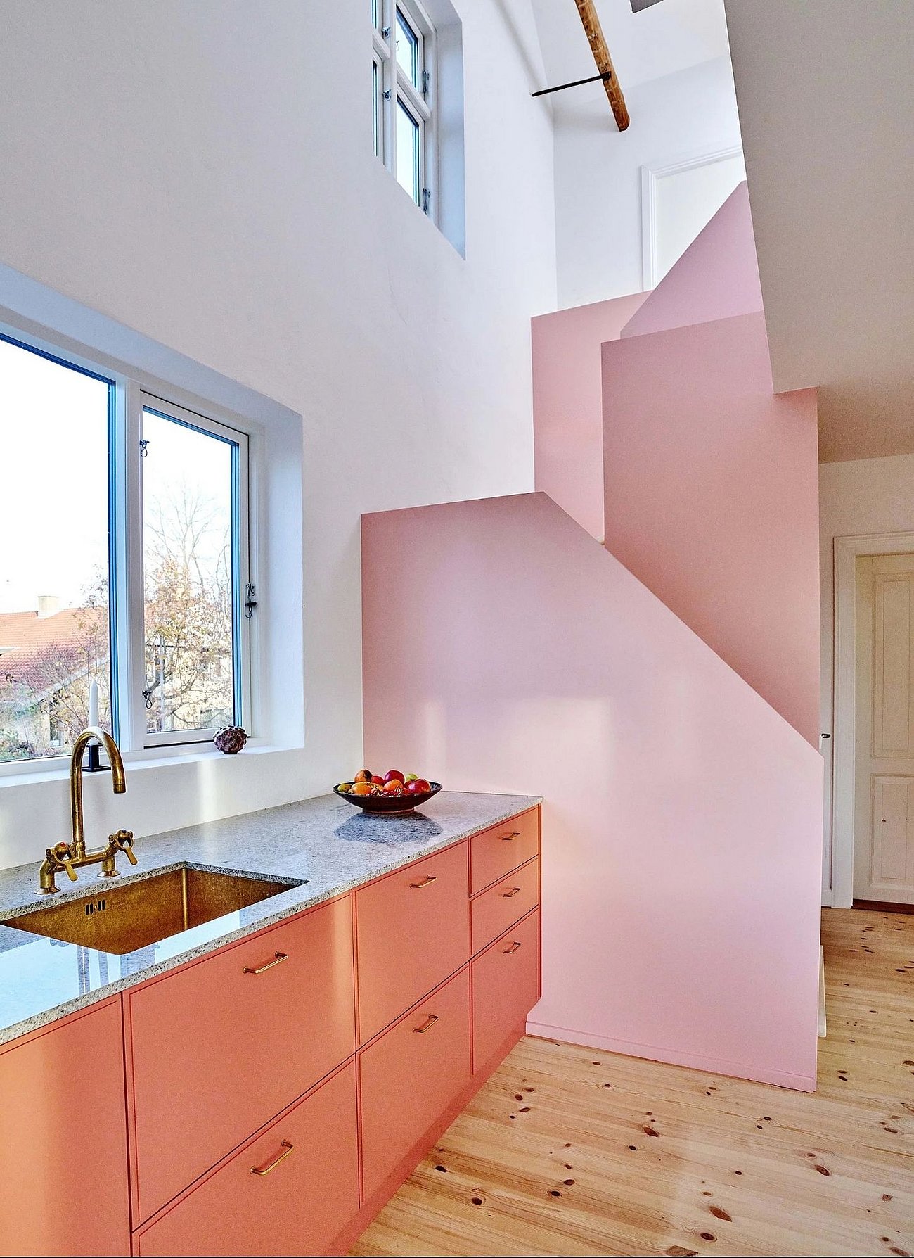 Køkken i koral og douce nuancer