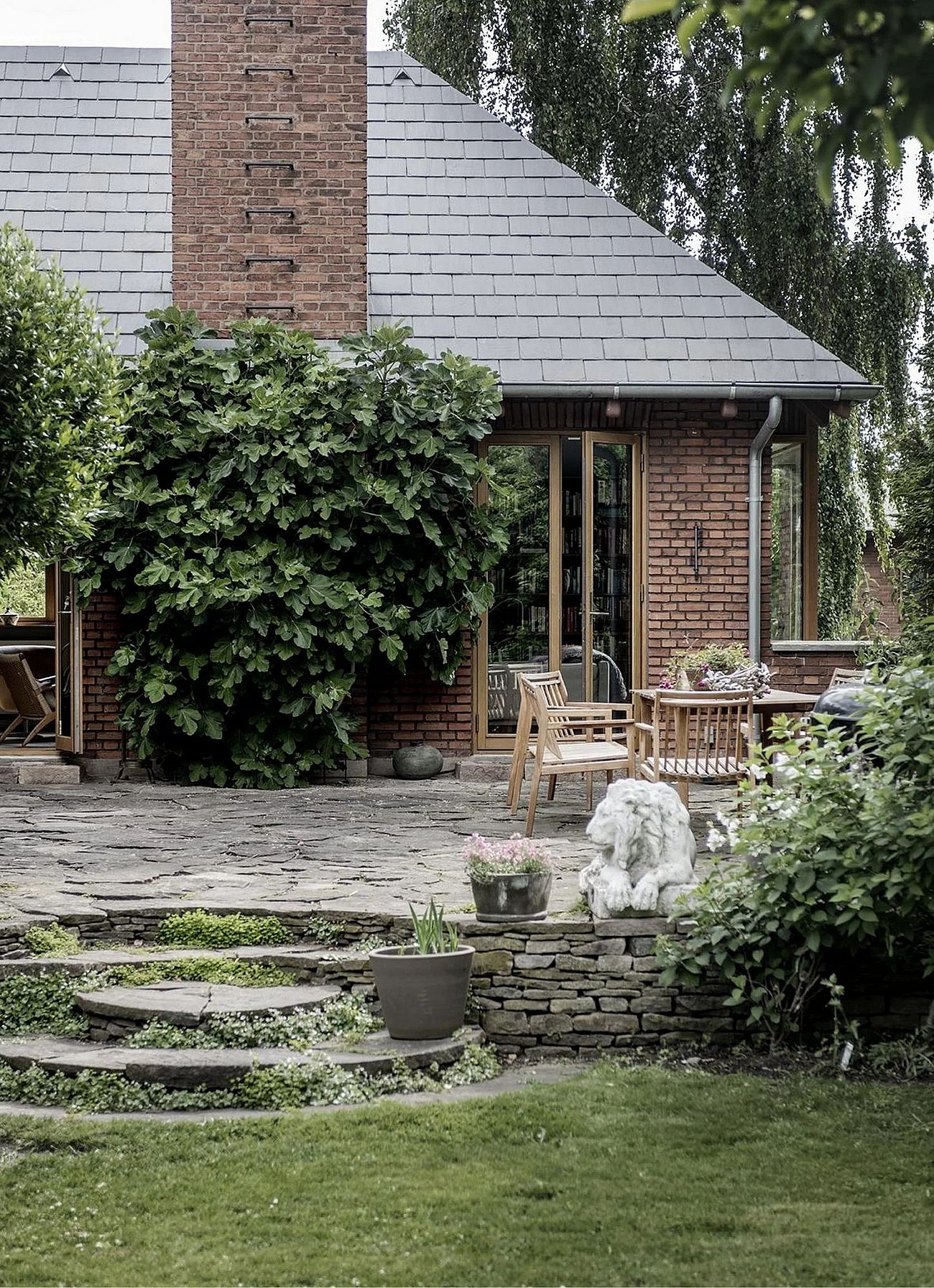 Bevokset terrasse i natursten