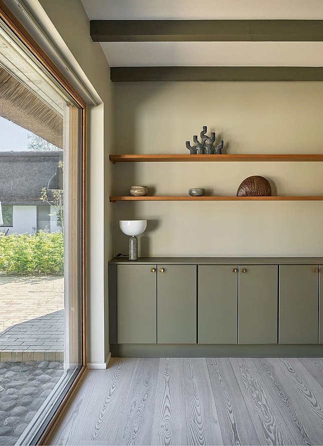 Renoveret landvilla med store skydedøre af glas
