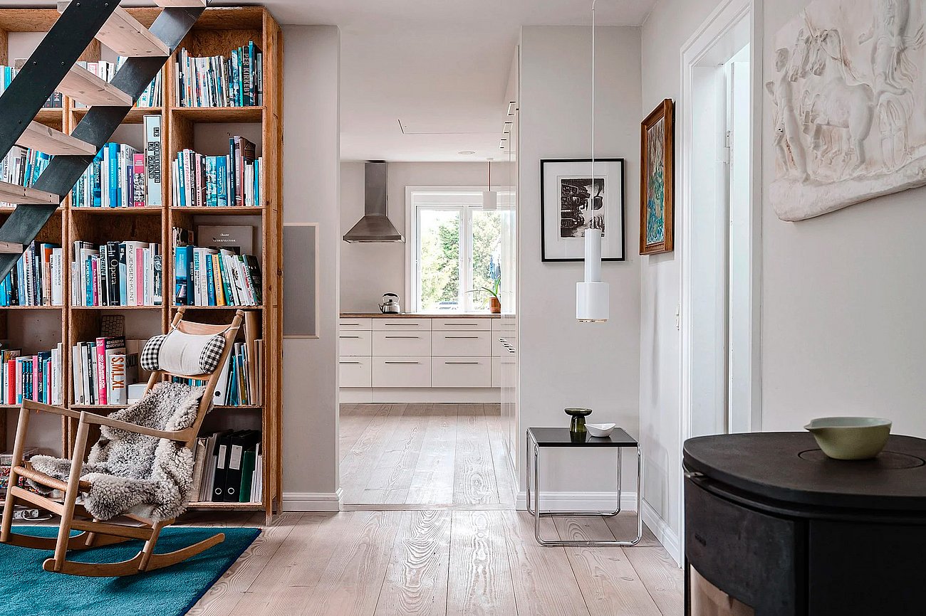Hvidt køkken, trappe og bogreol