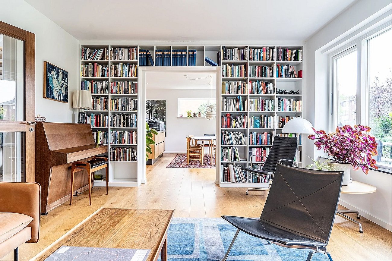 Lys stue med indbygget bogreol i funkisvilla