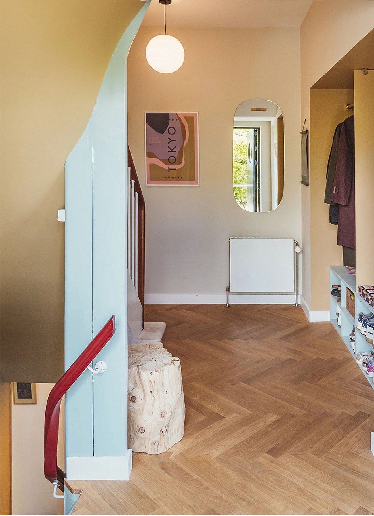 Entré med niche til sko og overtøj i funkisvilla