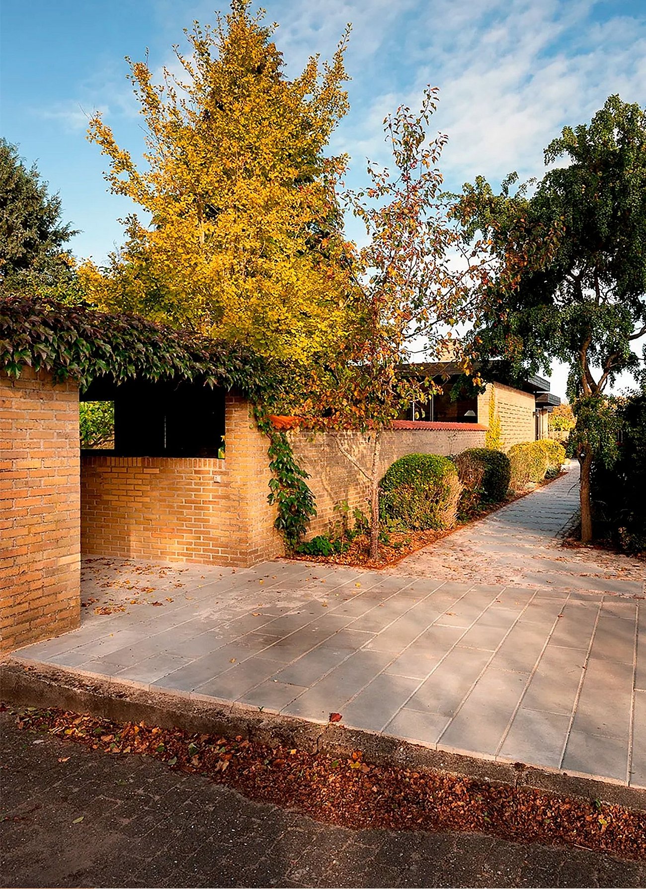 Indkørsel til 60'er villa med carport