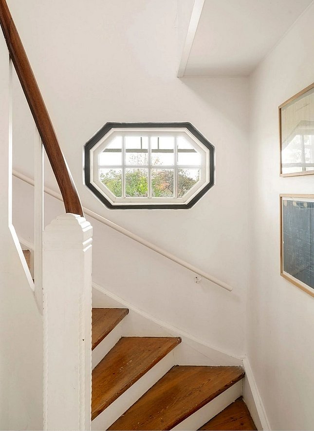 Vindue ved trappe i murermestervilla