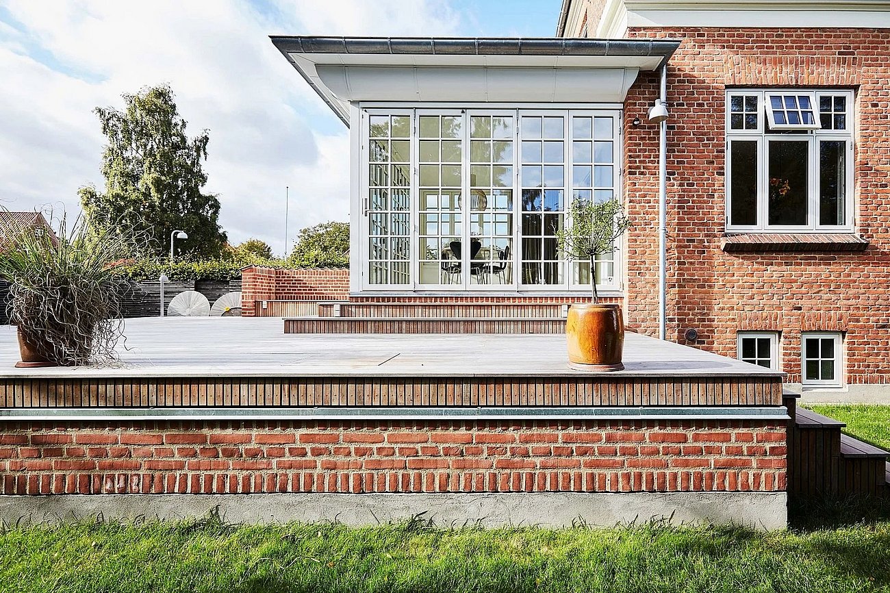 Udestue med udgang til hævet træterrasse