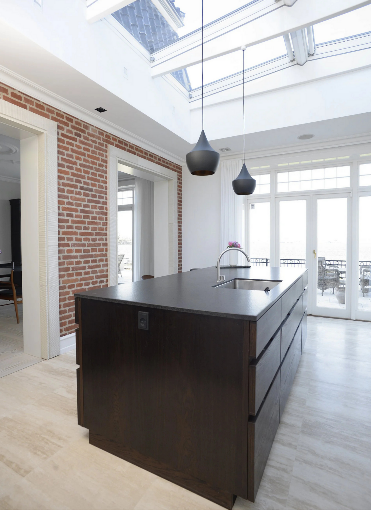 Tilbygning til patriciervilla med kontrast til yderfacade