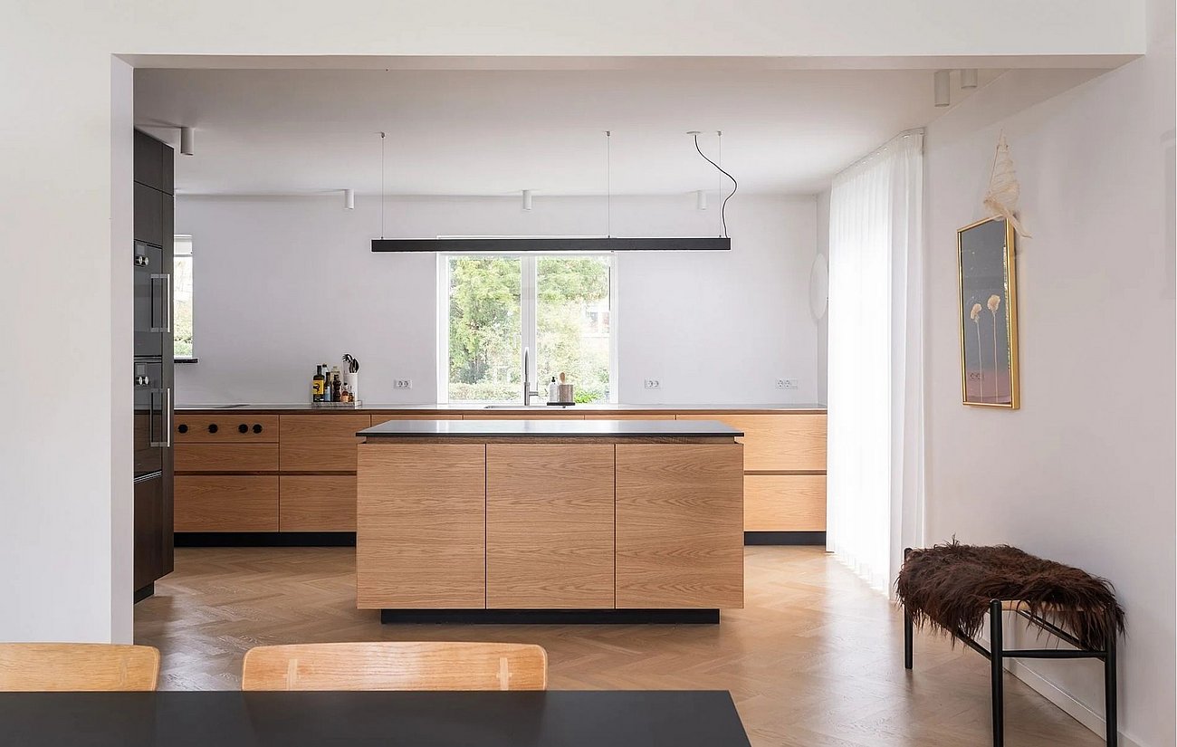 Moderne køkken-alrum i murermestervilla