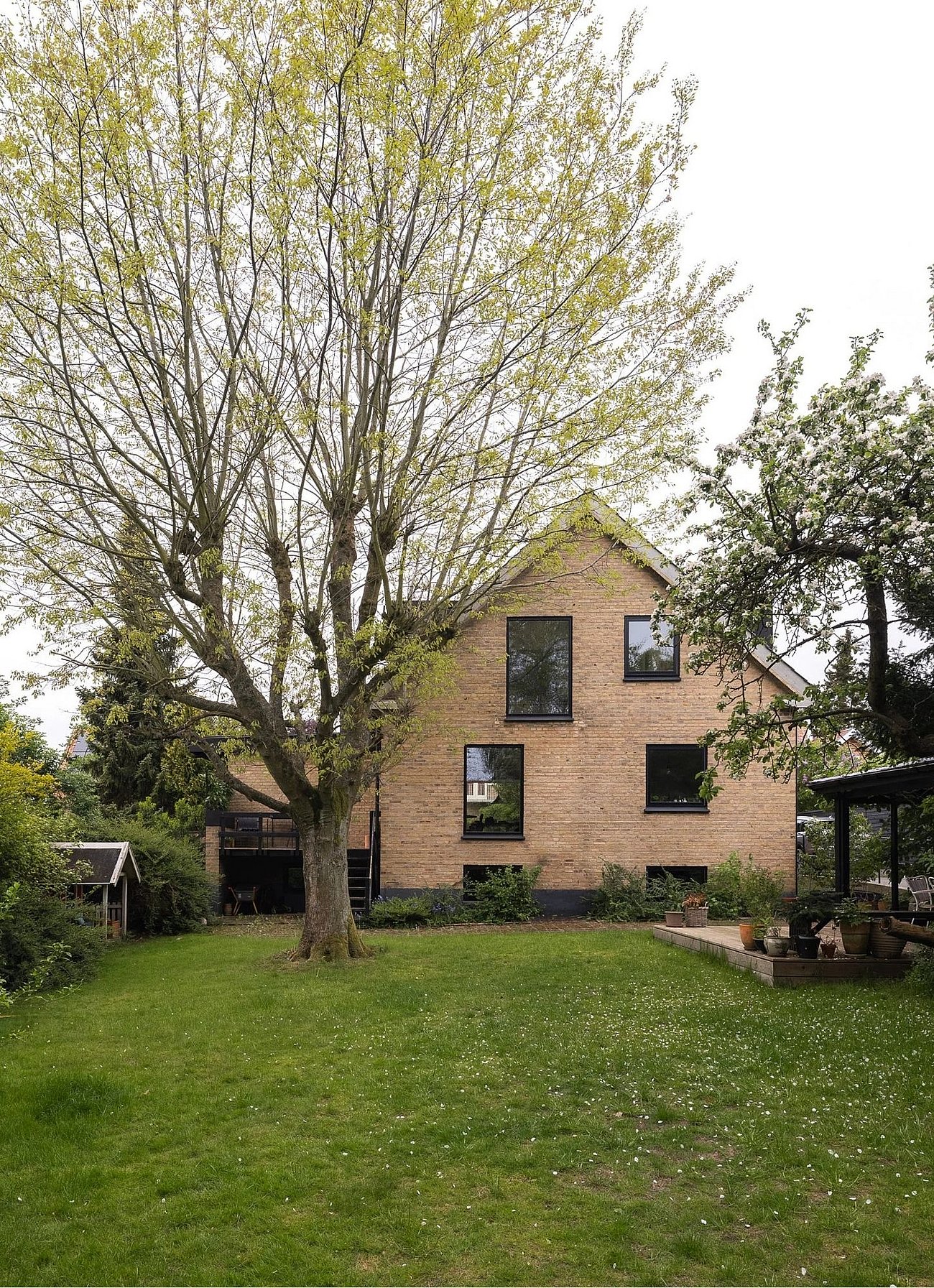 Have med høje træer til murermestervilla fra 50'erne