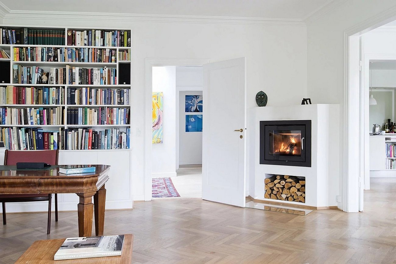 Lys opholdsstue i bungalow med pejs