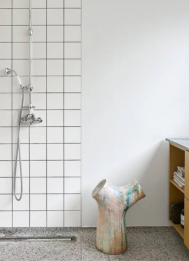 Toilet i funkisvilla med terrazzogulv og klinker