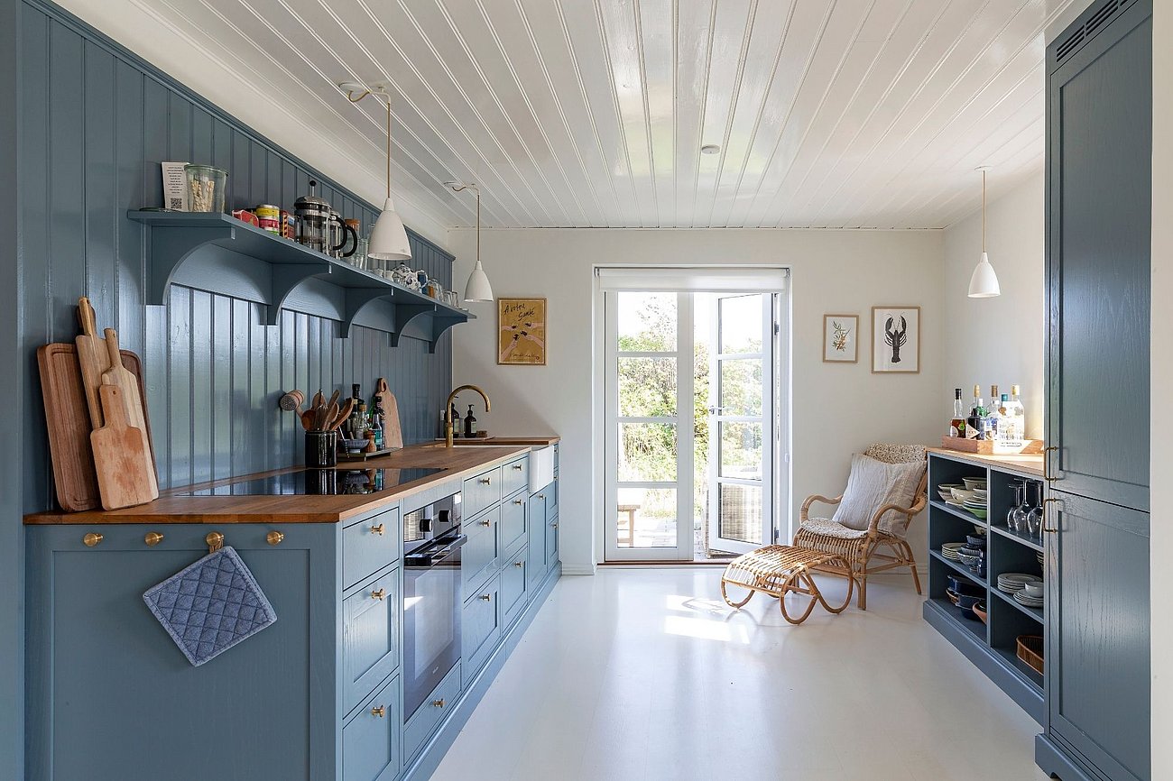 Blåt trækøkken i klassisk Skagen sommerhus