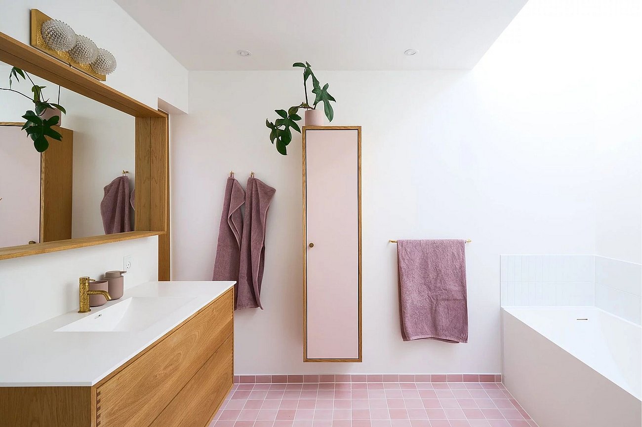 Badeværelse med lilla detaljer og bademøbel i egetræ 
