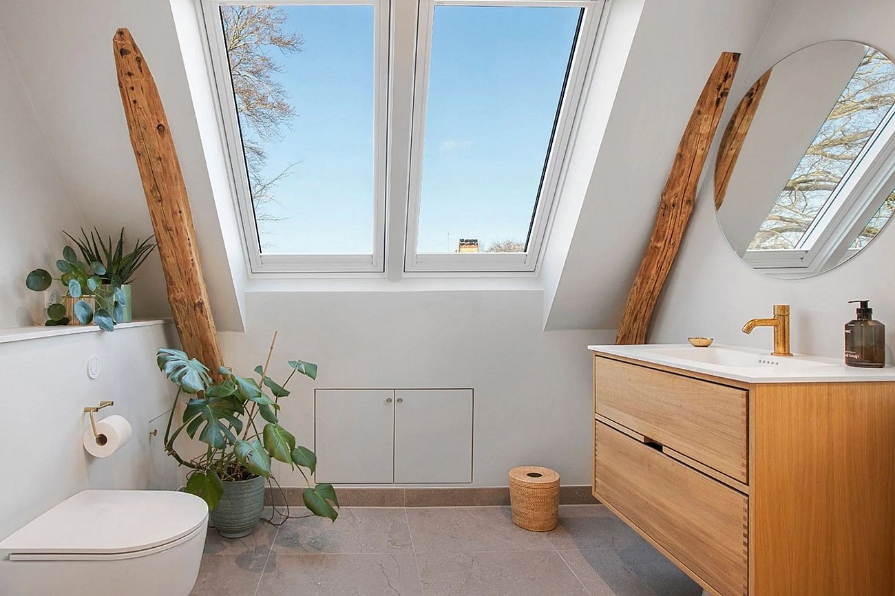 Badeværelse med ovenlysvinduer og fritlagte spær i murermestervilla