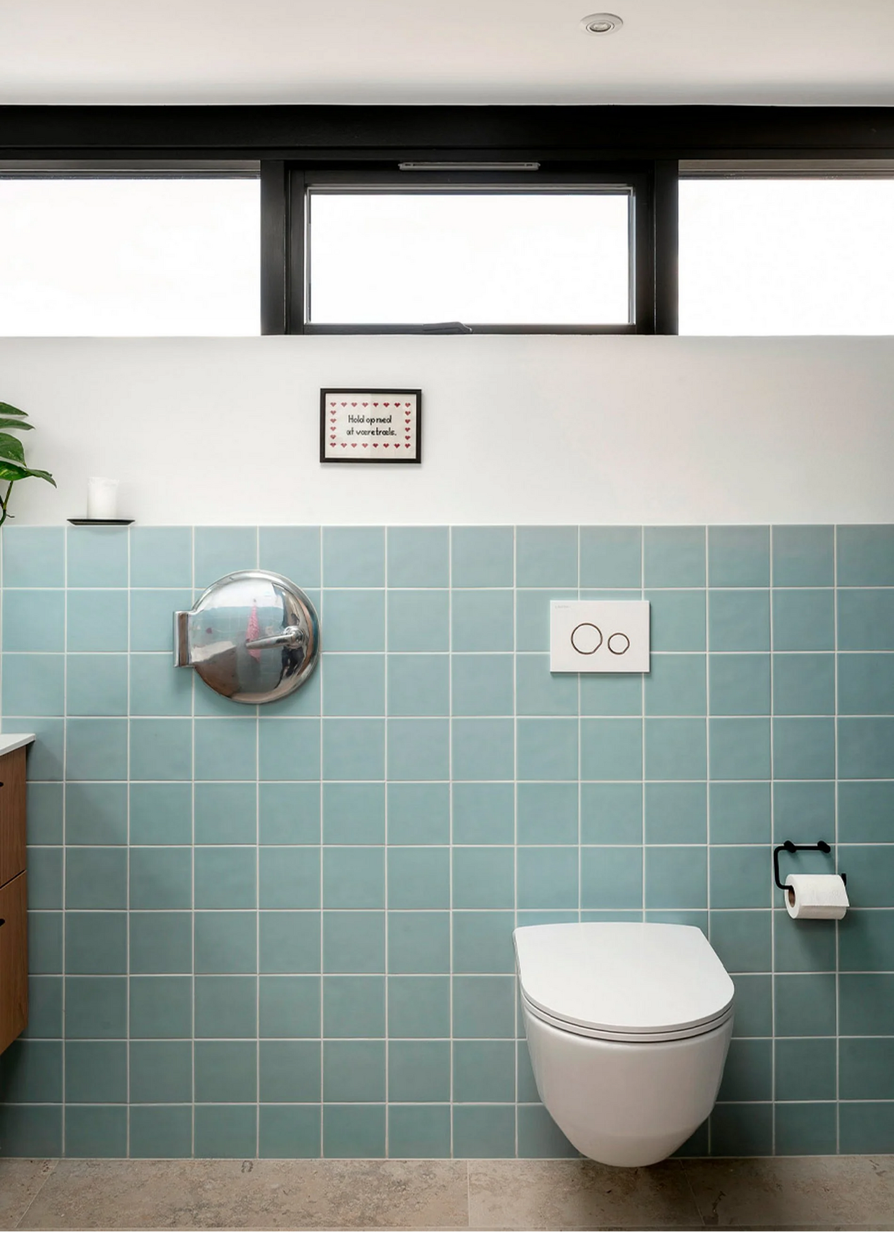 60'er inspireret badeværelse med blå klinker og bevaret lem til vasketøj