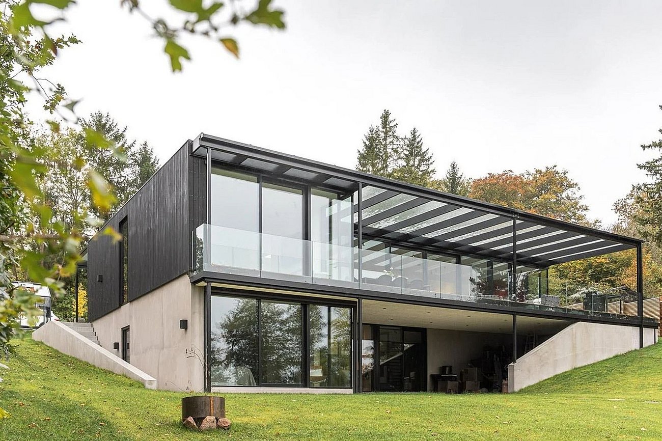 Moderne villa på skrånende terræn med overdækket terrasse