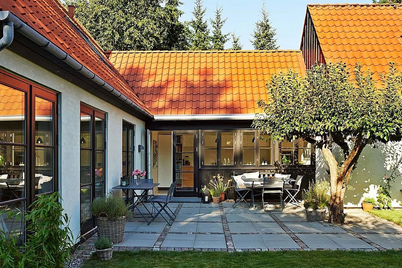 Hyggelig terrasse til hus i landlig stil